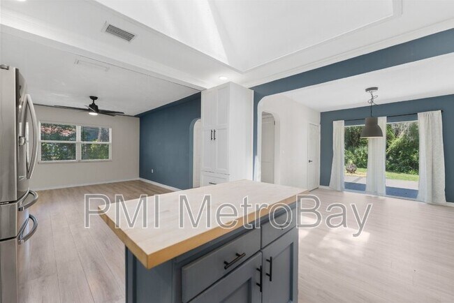 Building Photo - 4939 Woodland Dr