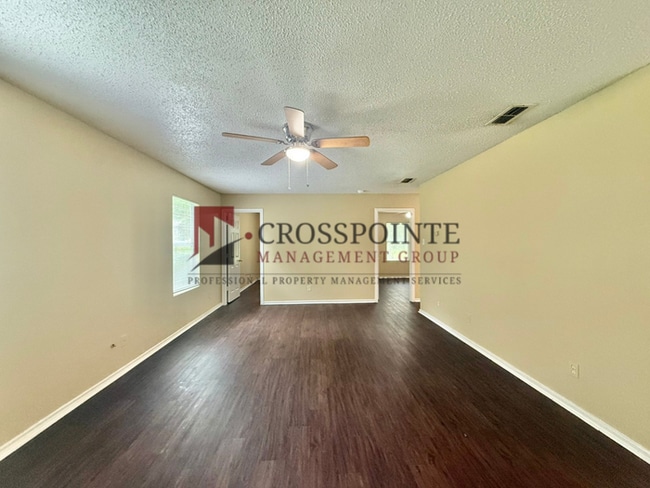 Building Photo - 3 Bedroom, 2 Bathroom Home!