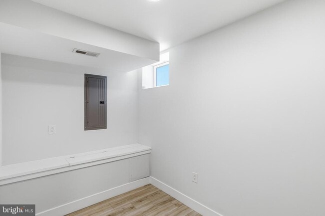 Building Photo - 1448 N Myrtlewood St