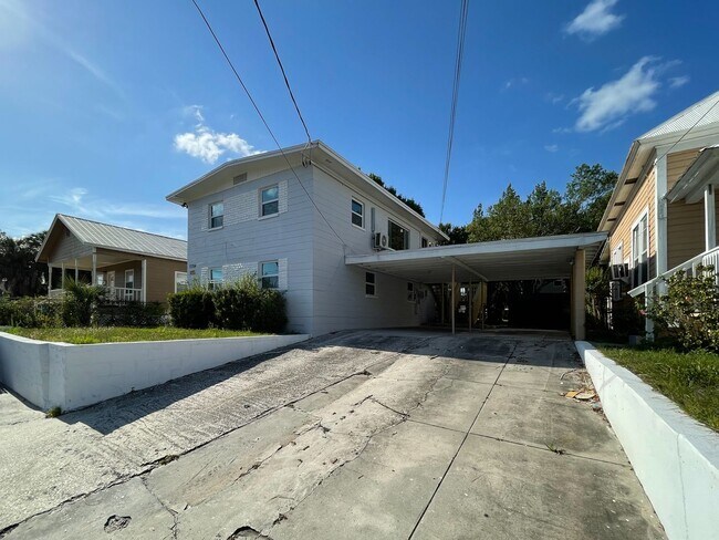 Building Photo - 2704 E Columbus Dr