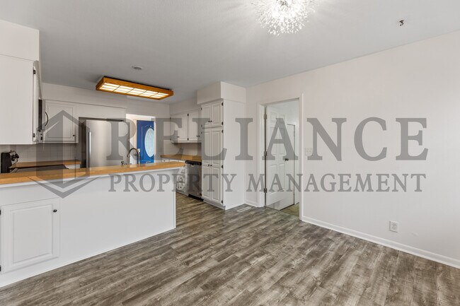 Building Photo - 2210 W Columbine Ln