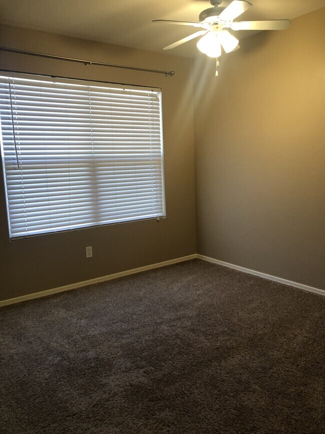 Building Photo - Immaculate 4 BR/ 2.5 Bath  w/ a Pool and Hot Tub in Rita Ranch!