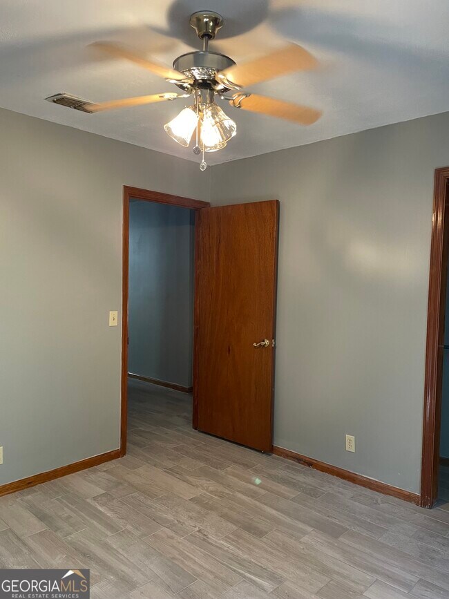 Building Photo - 211 N Woodvalley Dr