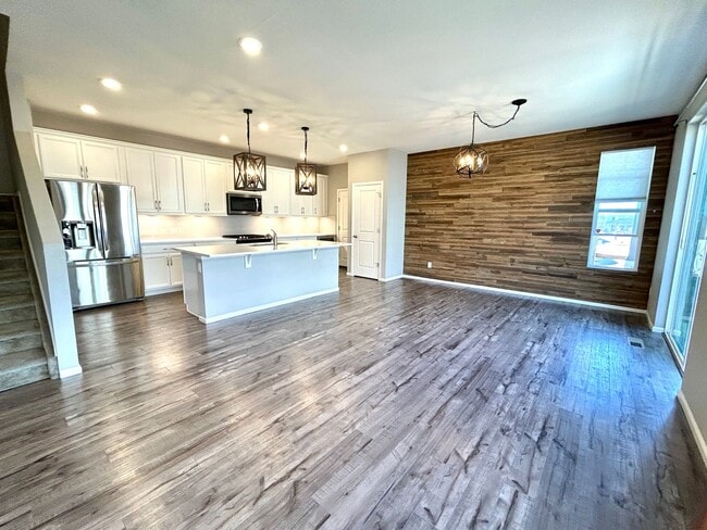 Building Photo - Better Than New! Stunning 4-year old Home Corner End-Unit with High-End Finishes