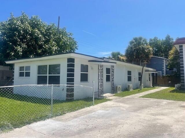 Building Photo - 304 N Tamarind Ave