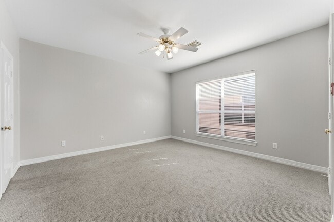 Building Photo - 827 Rosine St