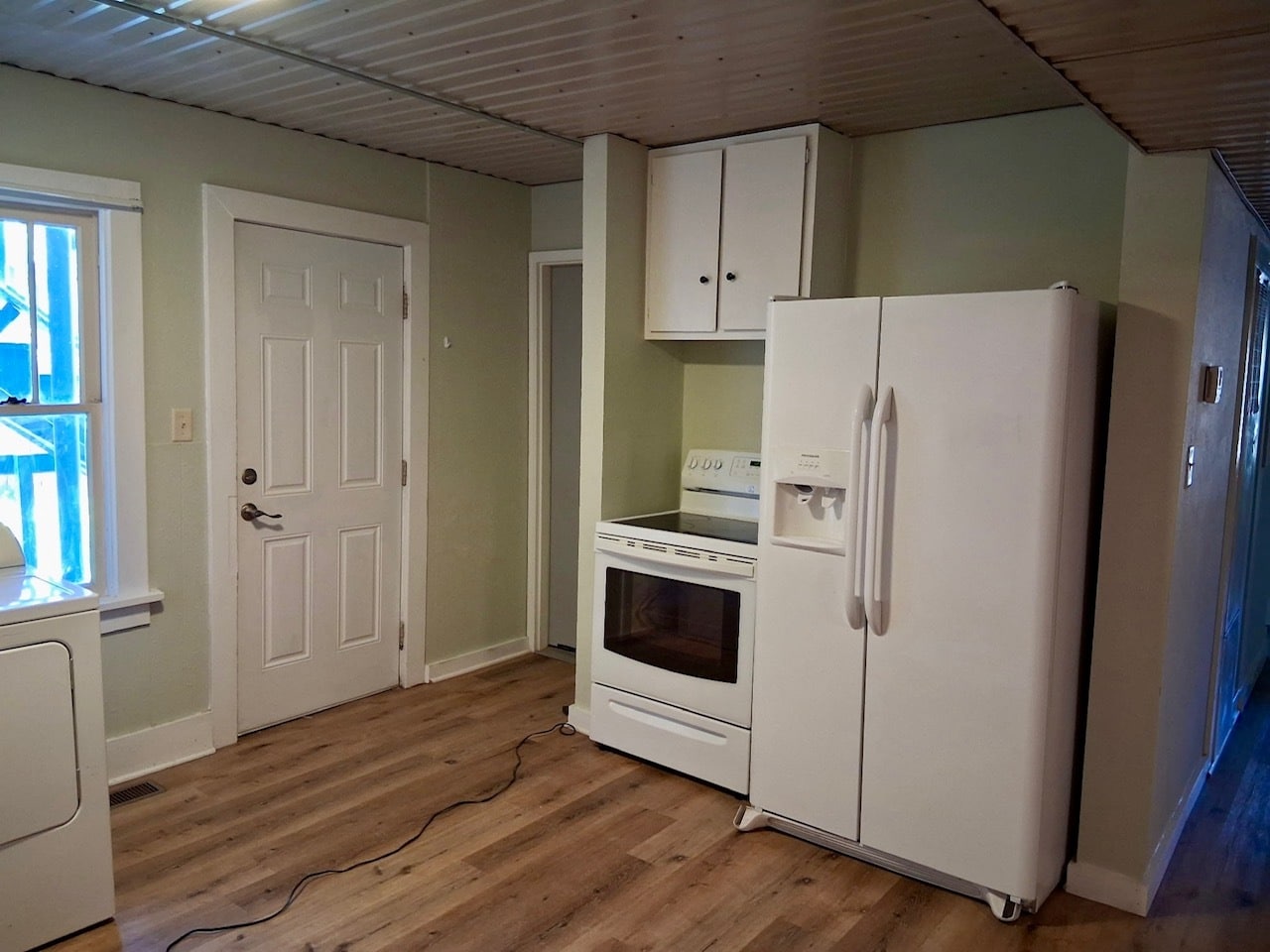 Kitchen - 334 Gwinn Ave
