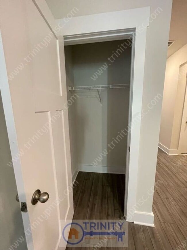 Building Photo - Beautiful and spacious! Ready for move in!