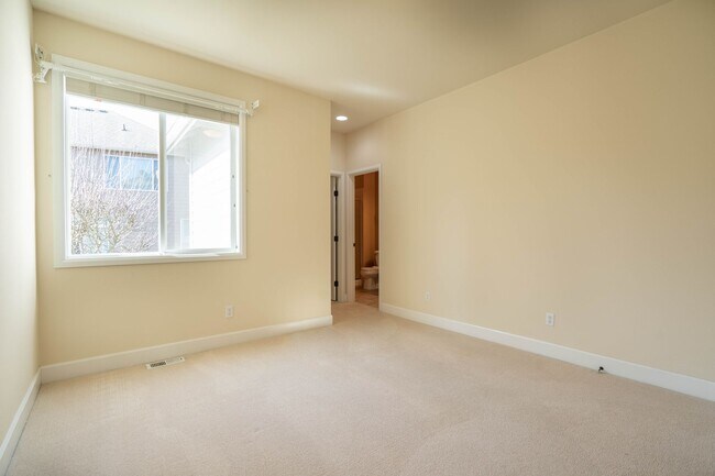 Building Photo - 5Br/3.25Ba Sammamish Home