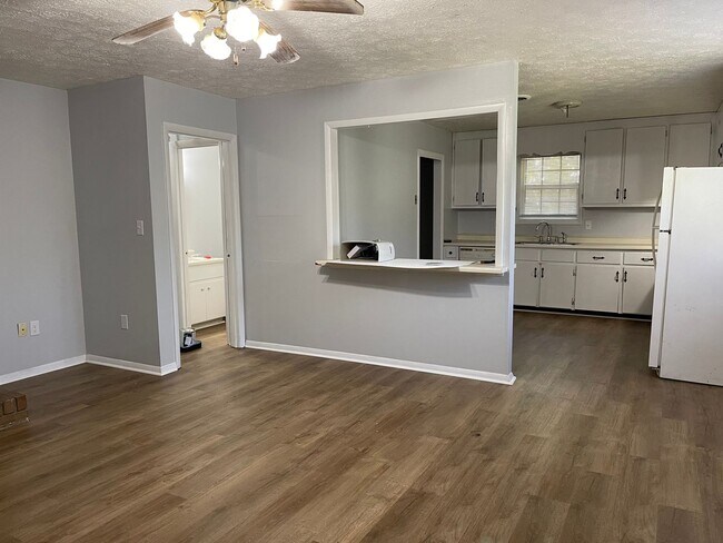 Building Photo - 2 bedroom/1 bath Westside Duplex!