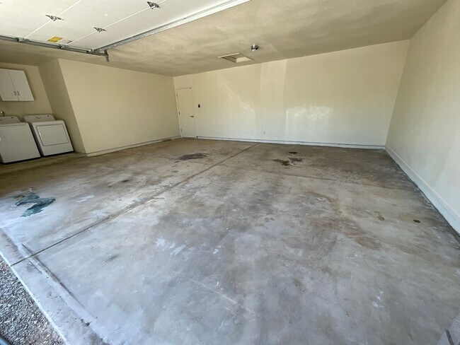 Building Photo - Great Northwest location Magee & La Canada