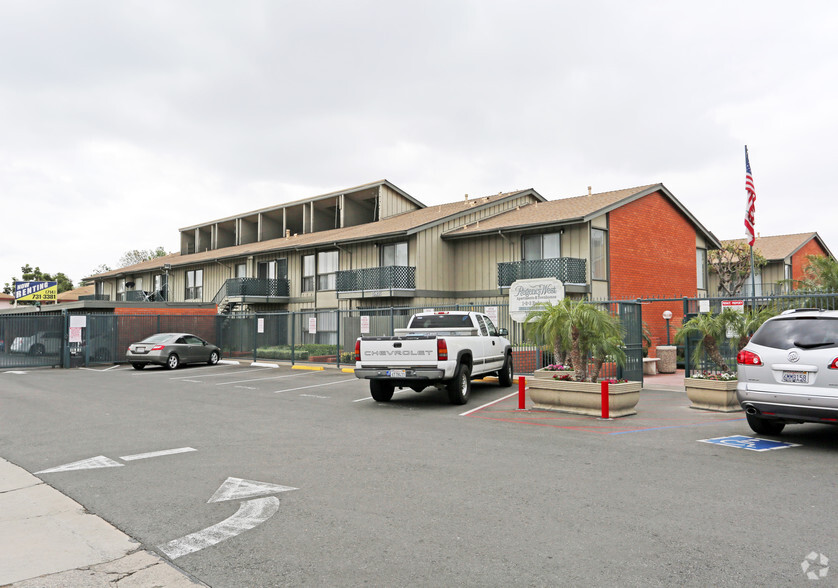 Primary Photo - Regency West Apartments