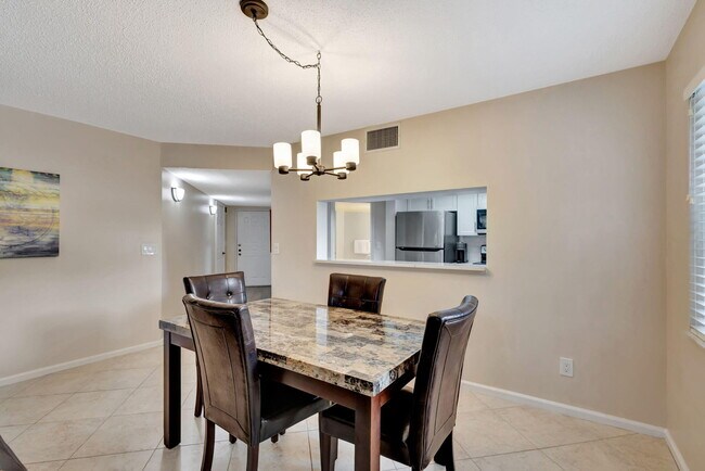 Building Photo - 600 Uno Lago Dr