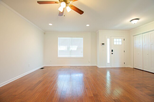 Building Photo - Pet Friendly Three Bedroom!