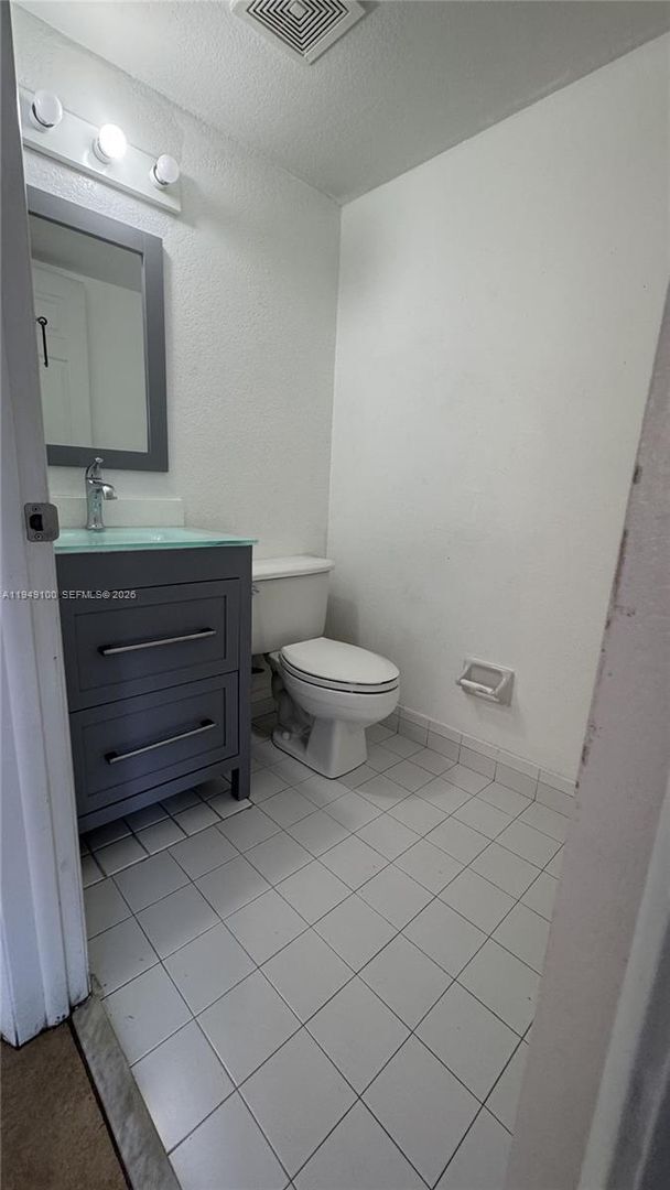 Building Photo - 915 SE 13th Rd