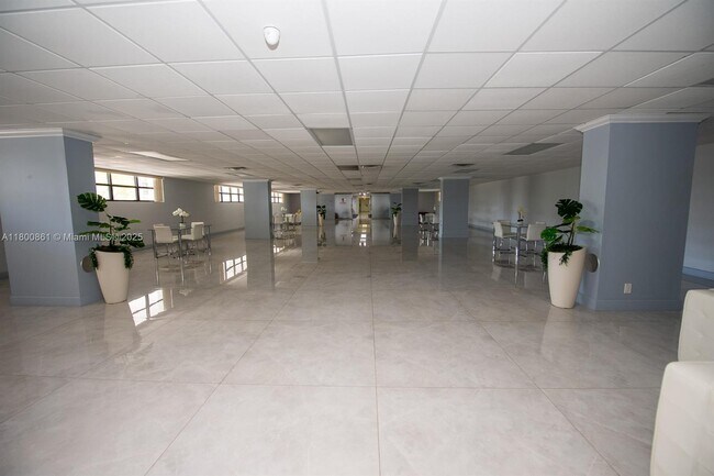 Building Photo - 600 Parkview Dr
