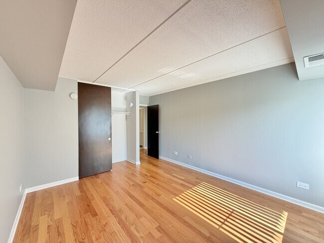 Building Photo - 25-525 N Quentin Rd