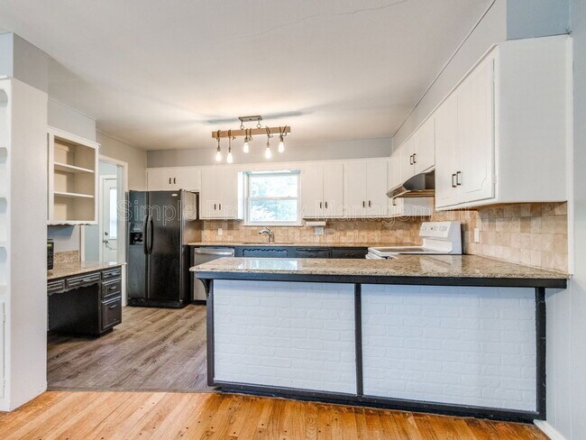 Building Photo - 2711 Ridgeview Dr