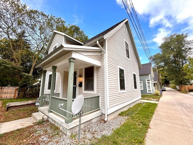 Building Photo - Four Bedroom Home in Eastown GR
