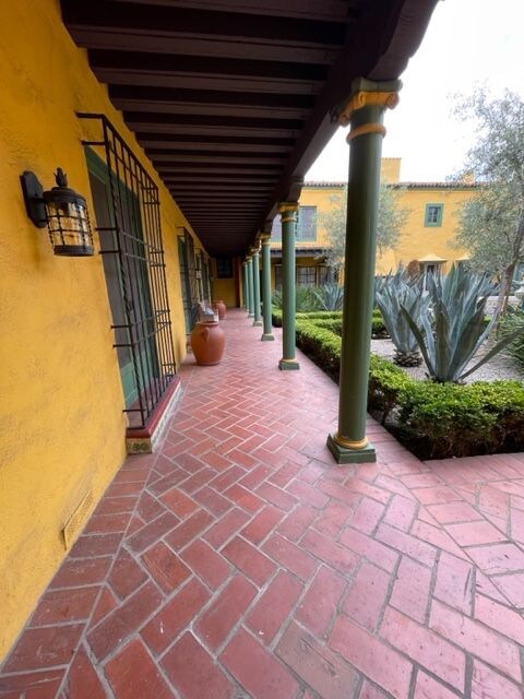 Building Photo - 1855 N Kingsley Dr