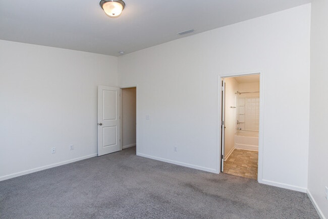 Building Photo - 2BD Townhome minutes from Downtown Pineville & I485 - Ready NOW