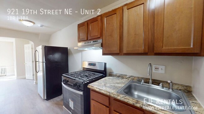 Building Photo - THREE Newly Renovated One Bedroom Apartmen...