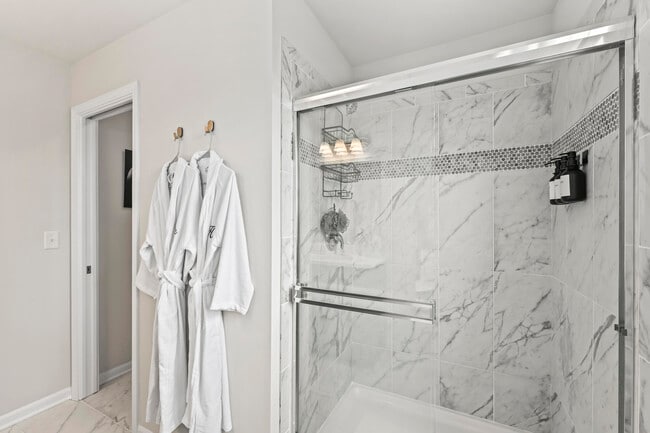 Building Photo - 1868 Forest View Ct