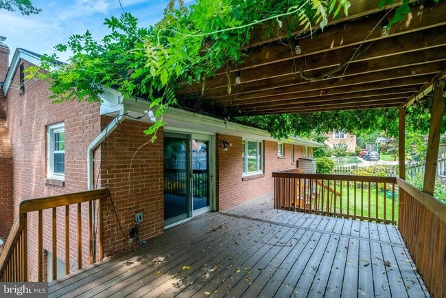 Building Photo - 821 N Latham St