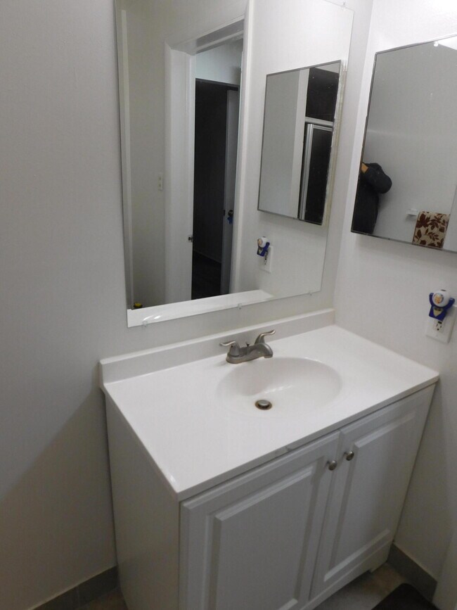 Building Photo - 448 N Fox Hills Dr