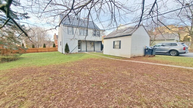 Building Photo - 104 W King St