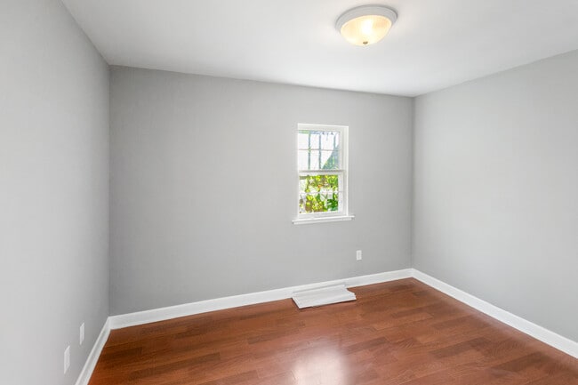 Building Photo - 522 W Lawn St