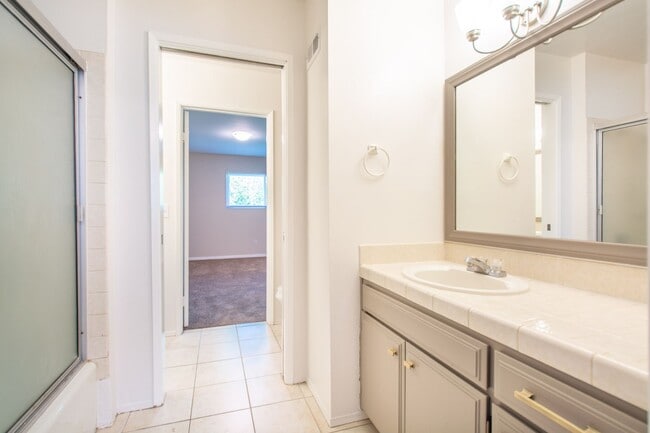 Building Photo - Spacious 2 Bedroom / 1.5 Bath Condominium ...