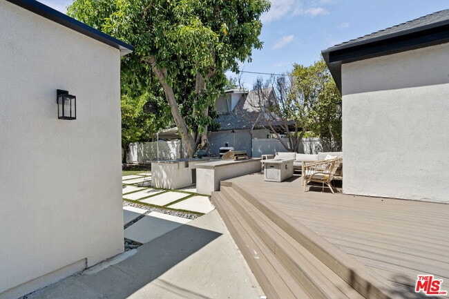 Building Photo - 11038 Blix St