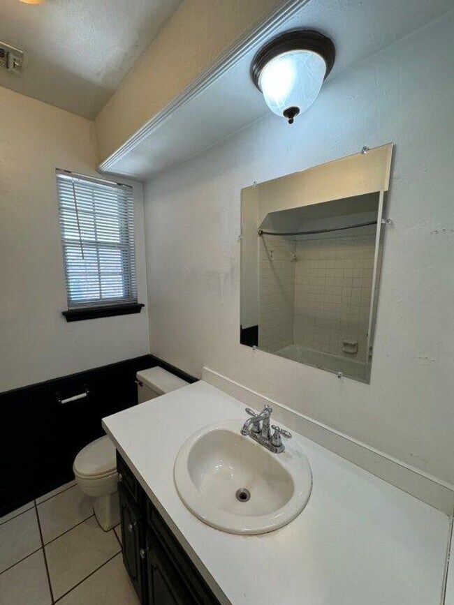 Building Photo - New paint, ready for move in, 3 bed 2 bath, 2 car in south OKC!