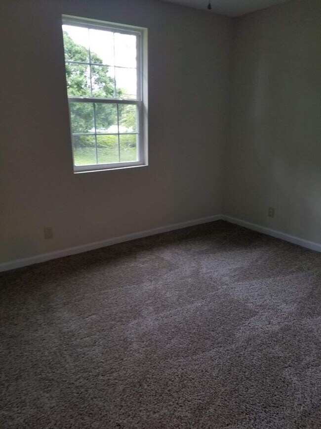 Building Photo - 3 Bedroom Pet Friendly Home For Rent!