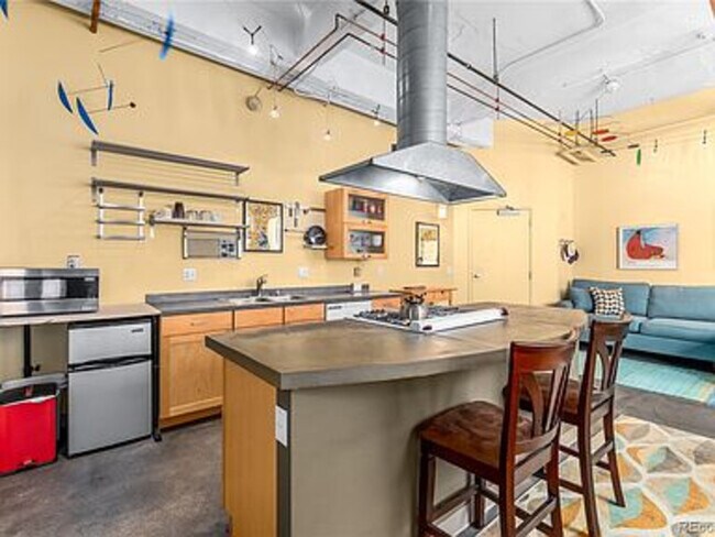 Building Photo - 1777 E 39th Ave