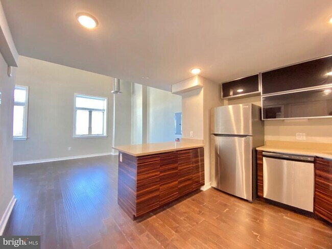 Building Photo - 1 W Main St