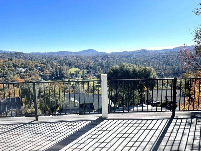 Building Photo - Elegant 4 bedroom 2.5 bath home, Completely Furnished