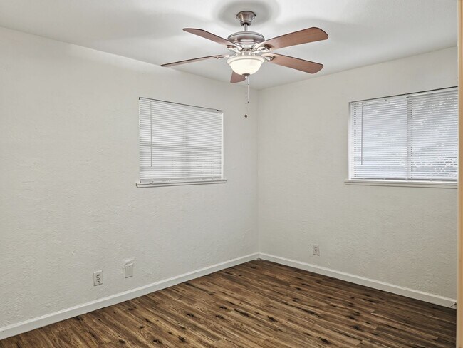 Building Photo - 206 Prune St
