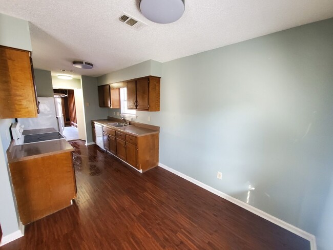 Building Photo - "Charming 3-Bed Home with Gleaming Hardwoo...