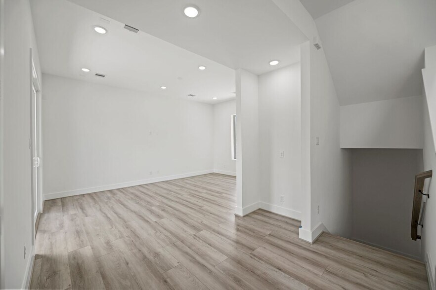 Building Photo - 870 W Little York Rd