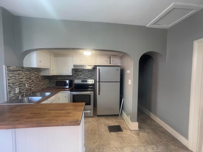 Building Photo - 166 Hudson Ave