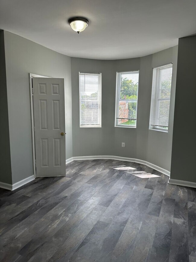 Building Photo - Spacious Home Available for Rent! W/D! Fro...
