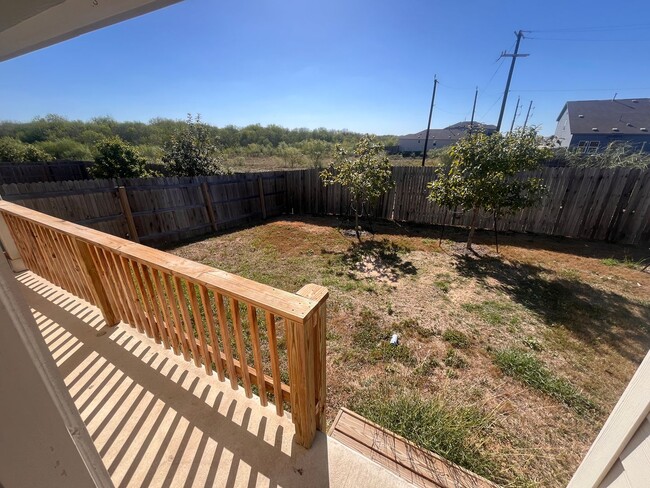 Building Photo - 3 bed 2 bath with a flex space, fenced in ...