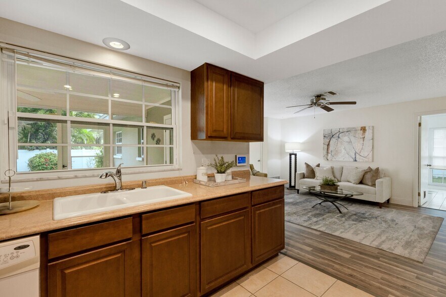 Building Photo - 1100 Pinellas Point Dr S