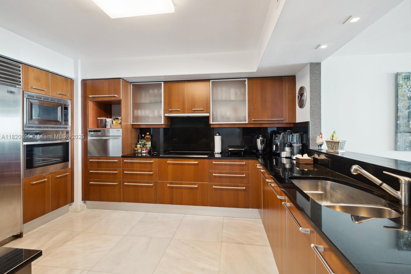 Building Photo - 1331 Brickell Bay Dr