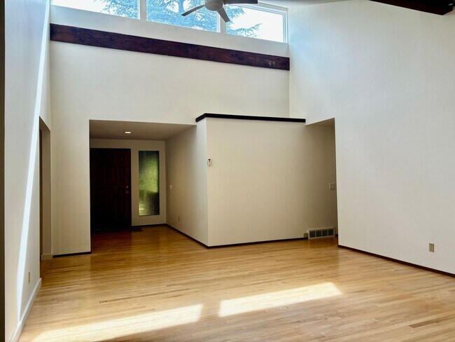 Building Photo - Amazing Lake Forest Park Home