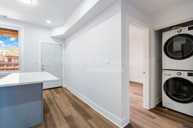 Building Photo - 3744 N Wilton Ave