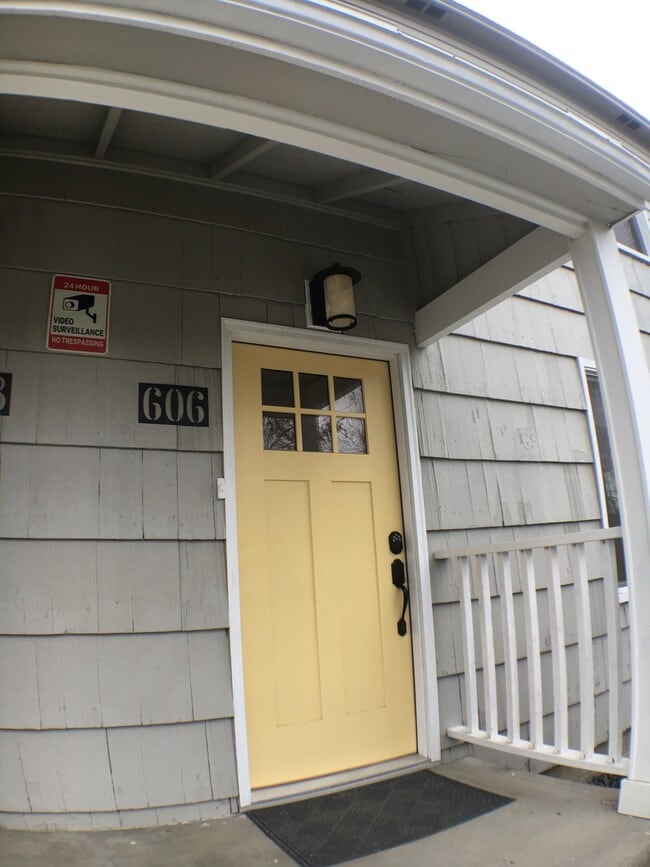 Building Photo - Renovated Modern Duplex
