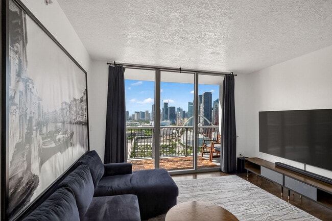 Building Photo - 1750 N Bayshore Dr